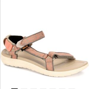 Teva. NWOT. Ships fast. 🍑